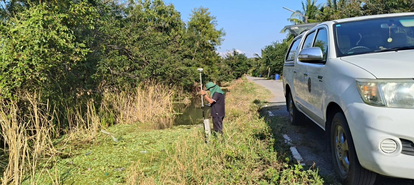 title - กลุ่มงานช่างและแผนที่ โดยนายจักรพงศ์ วรเสฏฐ์ฐากูร นายช่างสำรวจอาวุโส และนายศักดิ์สิทธิ์ พลายระหาร ผู้ช่วยช่างสำรวจ ดำเนินการรังวัดถนนในซอยปฏิรูป 11 กลุ่มที่ 152 ตามคำขออนุญาตใช้ที่ดินเพื่อกิจการสาธารณูปโภคในเขตปฏิรูปที่ดิน ขององค์การบริหารส่วนตำบลบึงชำอ้อ  อำเภอหนองเสือ จังหวัดปทุมธานี